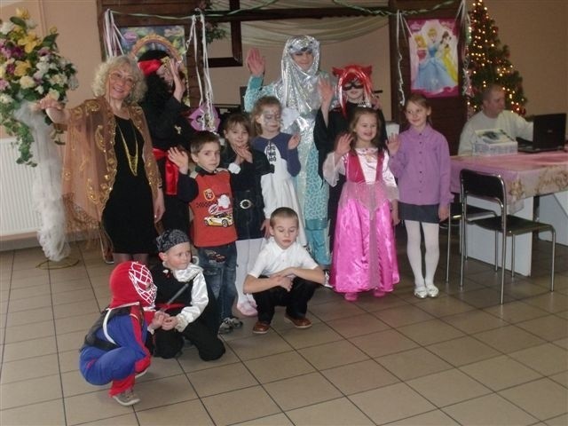 Dzieci z przedszkola w Olszewie-Borkach wraz ze swoimi opiekunkami