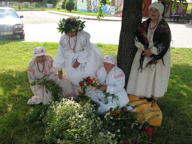 O tradycjach związanych z wiankami mówiła Anna Rzeszut (pierwsza z prawej), najstarsza z Lasowiaczek.
