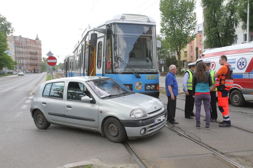 Zderzenie samochodu z tramwajem na ul. Sienkiewicza [ZDJĘCIA]