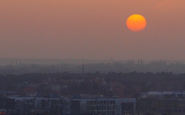 Wtorkowy i środowy wieczór to koncentracja pyłu saharyjskiego w naszym kraju. W tych dniach możemy podziwiać wyjątkowo malowniczy - intensywniejszy niż zazwyczaj - żółto-pomarańczowo-czerwony zachód słońca. Zobacz, jak wyglądał wtorkowy zachód słońca w Poznaniu. Przejdź dalej --->