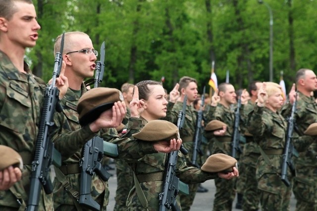 Każdy student wojskowy otrzymuje zakwaterowanie, wyżywienie, umundurowanie i miesięczną pensję.