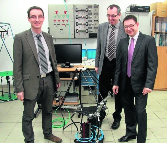 Od lewej: Jakub Takosoglu, Sławomir Błasiak i Paweł Łaski  z manipulatorem. To urządzenie może być używane w medycynie.