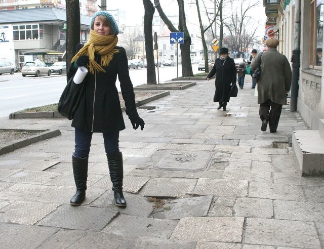 - Ten chodnik jest w opłakanym stanie, nierówności i wystające niebezpiecznie płyty &#8211; mówi Paulina Węgorowska, którą spotkaliśmy na ulicy Żeromskiego. &#8211; Wstyd, żeby tak wyglądała jedna z głównych ulic miasta.