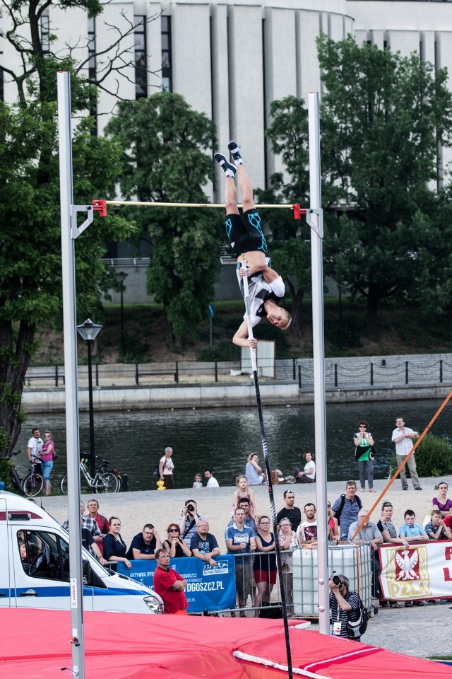 Wiatr trochę pokrzyżował plany skoczków o tyczce, którzy po raz pierwszy rywalizowali na Wyspie Młyńskiej w Bydgoszczy. Ale zabawa była przednia. Zwyciężył Robert Sobera (5,60) przed Niemcem Karstenem Dillą (5,60) i Paweł Wojciechowskim (5,40).To były tylko przedbiegi do jutrzejszego Europejskiego Festiwalu Lekkoatletycznego. Skok o tyczce na Wyspie Młyńskiej był udaną imprezą, ale nie udało się skoczyć powyżej 5,70 m (minimum na igrzyska olimpijskie w Rio). To zrozumiałe, bo skoczkom utrudniał sytuację wiatr, który jest ich zmorą. Ale nie trzeba było skakać tak wysoko, bo Paweł Wojciechowski (Zawisza Bydgoszcz) ma już minimum na igrzyska. Najważniejsze było pokazanie z bliska tej dyscypliny sportu i spotkanie się z kibicami. A to zostało w pełni zrealizowane!Wojciechowski teraz wystartuje w Diamentowej Lidze w norweskim Oslo (9 czerwca).