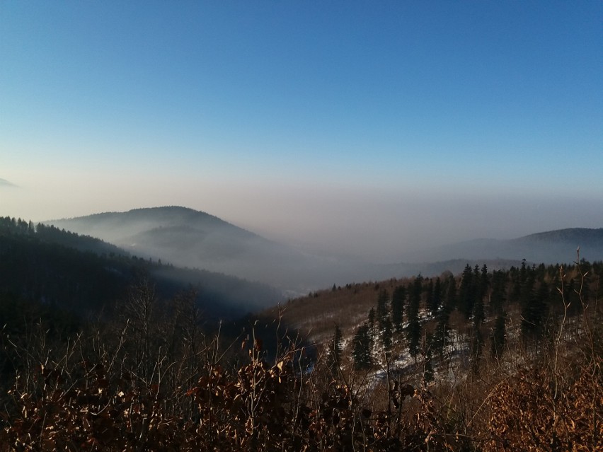 Koncentrowaniu się zanieczyszczeń powietrza sprzyjają nie...