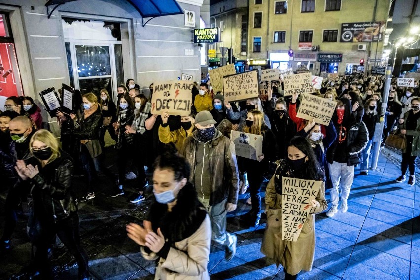 Piąty dzień protestów w Białymstoku przeciwko zaostrzeniu...