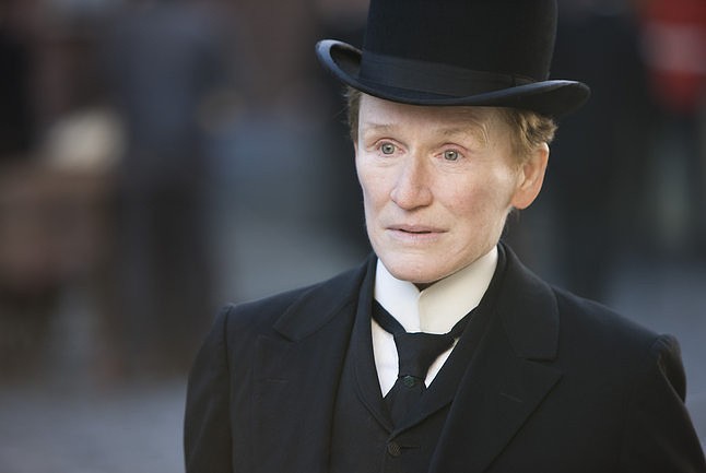 Glenn Close w filmie "Albert Nobbs" (fot. AplusC)