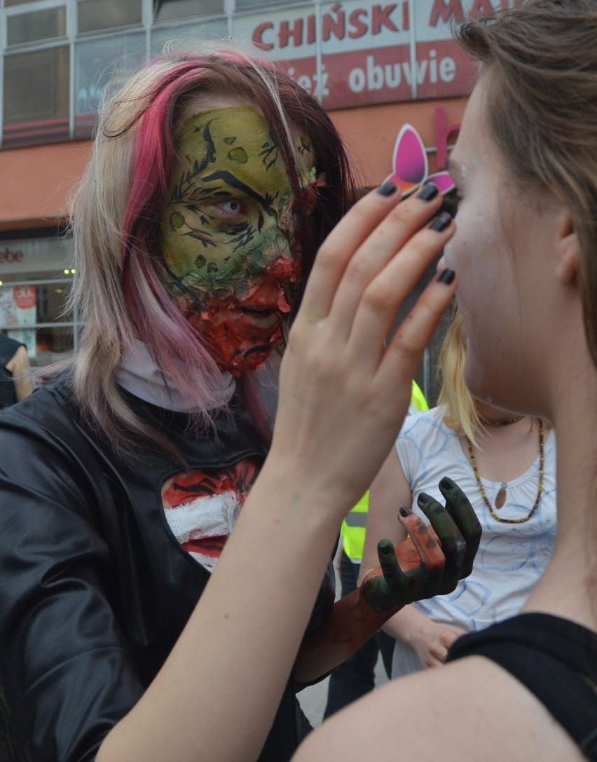 Zombie Walk 2014 na Piotrkowskiej. Żywe trupy maszerowały przez Łódź [ZDJĘCIA+FILM]