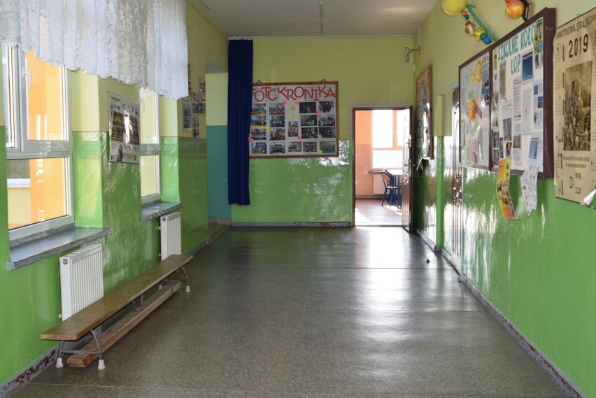 Szkolne korytarze w Szkole Podstawowej w Dużej Cerkwicy (gm....