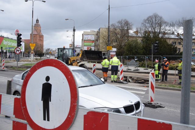 Przebudowa skrzyżowania ma potrwać do końca roku. Trwające już właśnie zmiany w organizacji ruchu - potrwają do września.