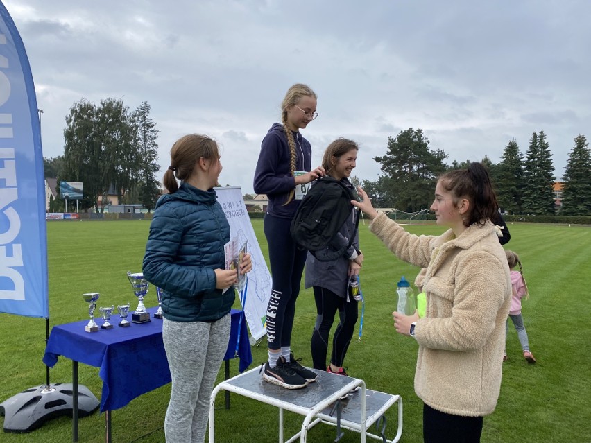 Ostrołęka. Test Coopera na stadionie. 25.09.2021. Wzięło w nim udział ponad 100 osób. Zdjęcia, wyniki