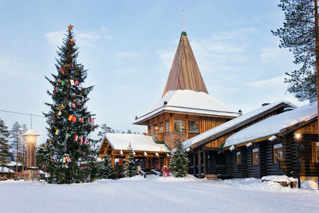 Podobno w wiosce mieszka prawdziwy Święty Mikołaj – warto odwiedzić Rovaniemi, by osobiście wręczyć mu swój list.