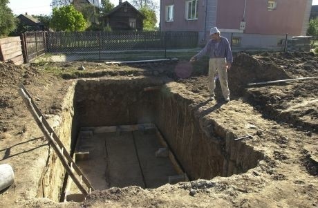 Zbigniew Pykało nie spodziewał się, że w dole na szambo znajdzie skarb.