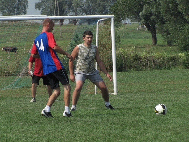 Zawody sportowe na festynie w Zarebach Kościelnych