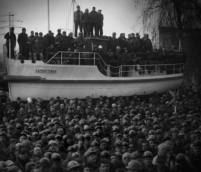 Zdjęcie Roku: Wiec zorganizowany przez związki zawodowe w Stoczni Gdynia SA, która jest likwidowana z powodu nierentowności. Stalowa motorówka na której stoją stoczniowcy, jest pierwszym statkiem zbudowanym w tej stoczni (1931 rok).