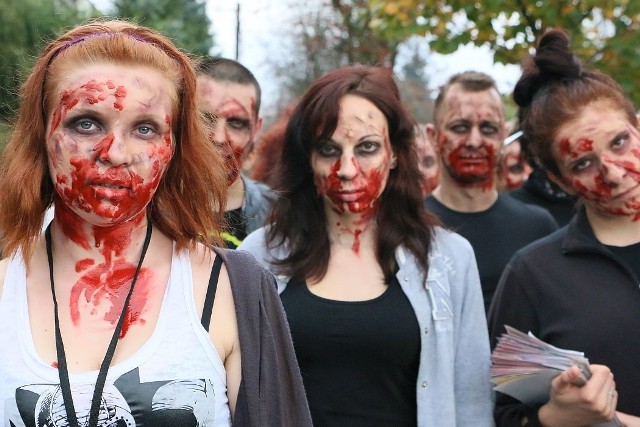 Ulicami Międzyrzecza przeszło ponad 20 młodych ludzi przebranych za zombie. Domagali się likwidacji barier architektonicznych. 