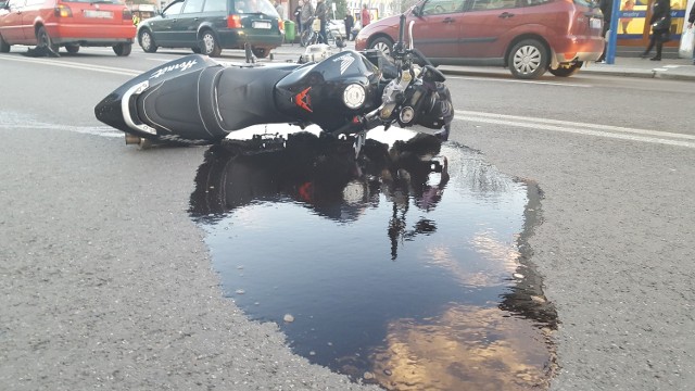 Dwie osoby zginęły w zderzeniu motocykla honda ze skodą na skrzyżowaniu ulic Ozimskiej i Katowickiej w Opolu.