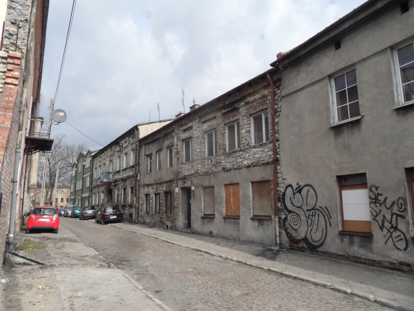 Częstochowskie Stare Miasto to rozpadające się domy, w...