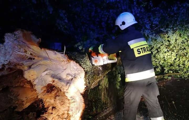 Burza w powiecie świdwińskim. Pokazujemy relację strażaków. Uwaga, poszkodowani mogą liczyć na zasiłki