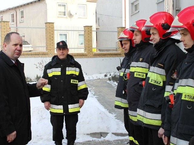 Wiceminister Zbigniew Sosnowski podczas spotkania ze strażakami w Komendzie Powiatowej PSP w Nakle. Czy efektem tych rozmów będzie nowy samochód gaśniczy?