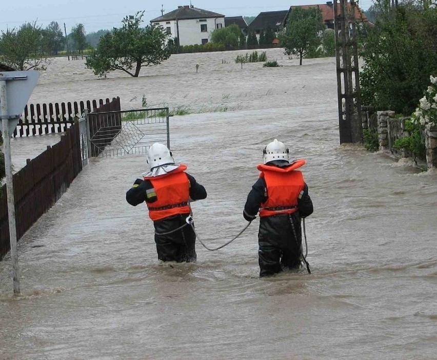 Tak Śląsk walczył z powodzią w 2010 roku. Relacja Dziennika...
