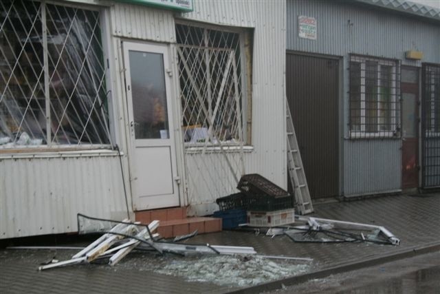 Sklepik Ewy Z. po wybuchu stracił okna i został zniszczony wewnątrz.