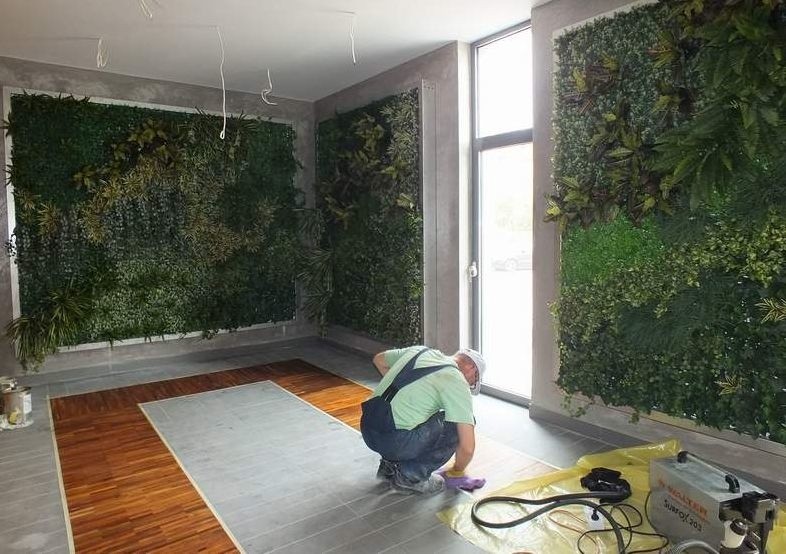 Część ścian pokrywa gęstwa plątanina roślinności. Zielone...