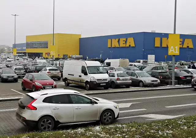 Sklepy IKEA, tak jak inne meblowe sklepy wielkopowierzchniowe, będą otwarte w czasie narodowej kwarantanny, czyli od 28.12 2020 do 17.01 2021.Zobacz kolejne zdjęcia. Przesuwaj zdjęcia w prawo - naciśnij strzałkę lub przycisk NASTĘPNE