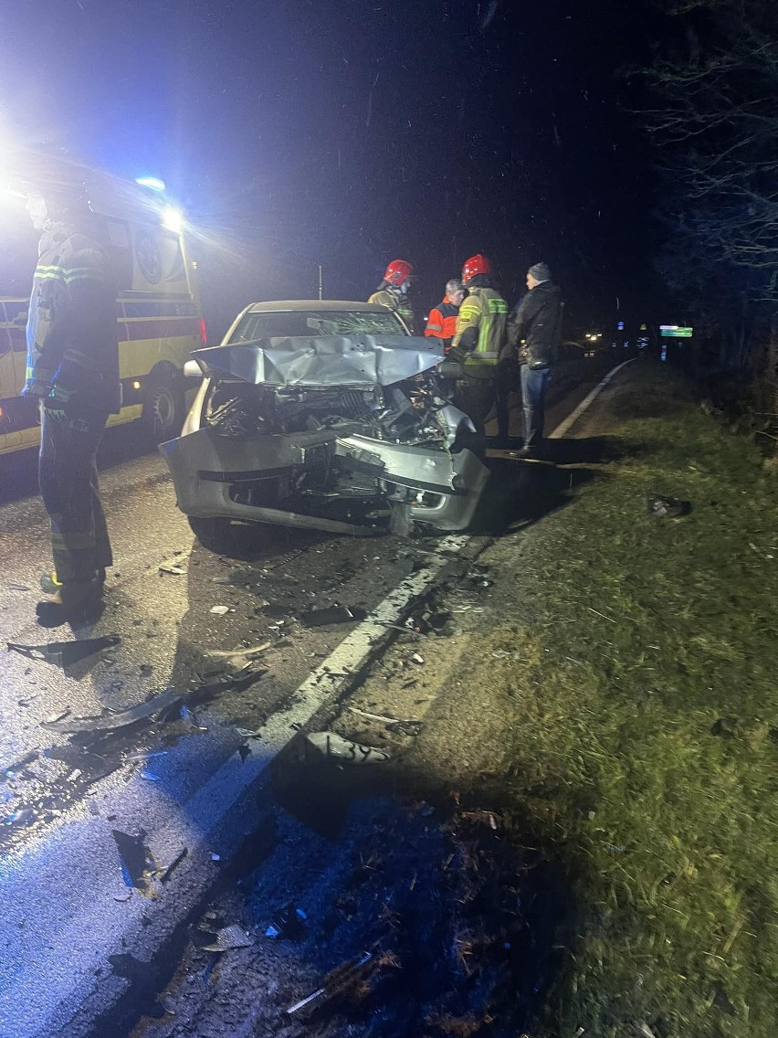 Wypadek w Motulach Starych. Czołowe zderzenie skody z seatem na trasie Suwałki - Filipów. Cztery osoby trafiły do szpitala