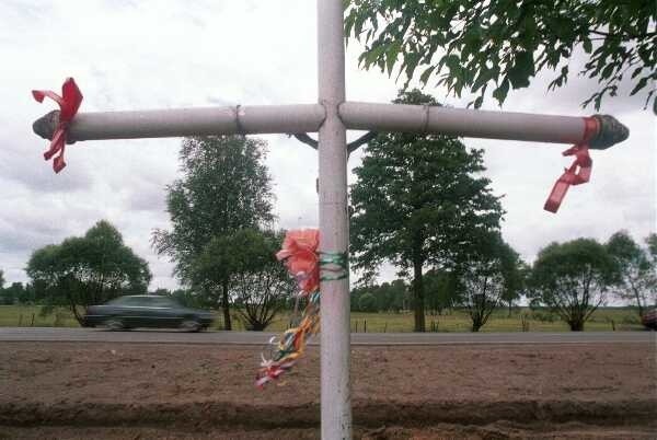 O tragediach na szosie informują krzyże na poboczach.