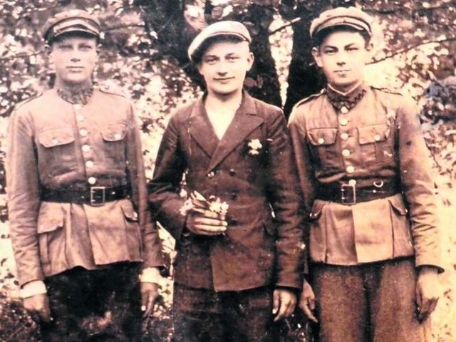 W domowym archiwum pana Franciszka Przytomskiego zachowało się m.in. to zdjęcie. Widać na nim dawnych kolegów z Kresów, Polaka z rodziny Witkowskich oraz Ukraińca, Griszę.