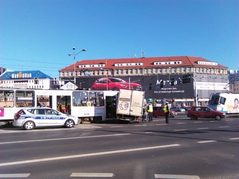 Wypadek na Legnickiej. Tramwaj zderzył się z ciężarówką (ZDJĘCIA)