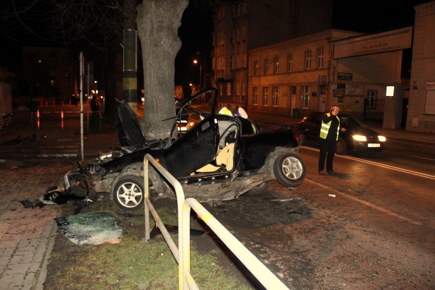 Wypadek na ul. Tuwima w Słupsku. Nie żyje 27-letni pasażer(zdjęcia, wideo)