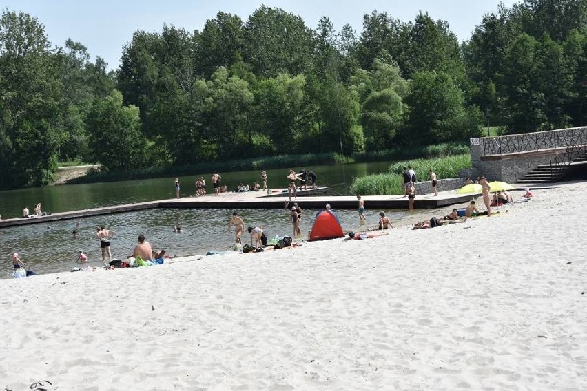 Plaża z piaskiem przywiezionym z Bałtyku w parku Lisiniec w...