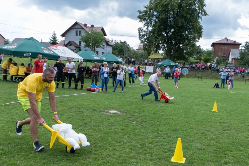 Turniej sołectw. Eliminacje w Ostrężnicy z kangurkiem, jajkami i miśkiem w taczkach