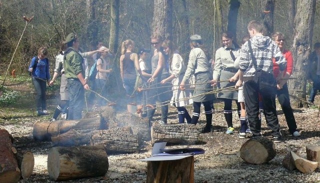 Na mecie XXXVII Rajdu Grochowiska 2012 płonęło wielkie ognisko i na wszystkich utrudzonych wędrowców czekał obfity, zasłużony posiłek.