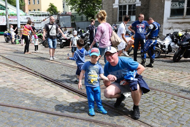 Sobotnią imprezę dla dzieci przygotowali motocykliści z naszego regionu. W Muzeum Techniki i Komunikacji- Zajezdnia Sztuki w Szczecinie na dzieci czekali klaun, zespoły taneczne, strongman, strażacy i oczywiście motocykliści. Oni też wysłali baloniki do nieba. 