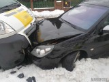 Czołówka w Biadaczu. Vauxhall zderzył się z dostawczym citroenem. Uwaga, na drogach jest bardzo ślisko!