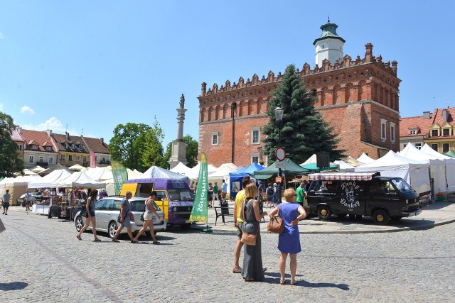 Wina białe, czerwone i różowe słodkie z regionalnych winnic oraz z odległych województw prezentuja w Sandomierzu ruszył na VIII festiwalu Czas Dobrego Sera i Wina pasjonaci winiarstwa. Jak twierdzą, o winie wiedzą prawie wszystko i polecają ten zdrowy trunek.Festiwal wina na sandomierskim rynku trwać będzie przez trzy dni, do niedzieli 3 czerwca. Można smakować win i zrobić zapasy do domowej piwniczki.Od kilkunastu lat w regionie świętokrzyskim powstaje coraz więcej winnic. Niektóre zakłada się w okolicach Sandomierza, gdzie szczególnie sprzyja temu klimat,  inne powstają w odległych powiatach.>>>JAKIE WINA NA FESTIWALU W SANDOMIERZU? WIĘCEJ NA KOLEJNYCH SLAJDACH