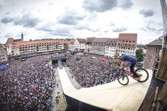 Szymon Godziek podczas District Ride w Norymbergii.