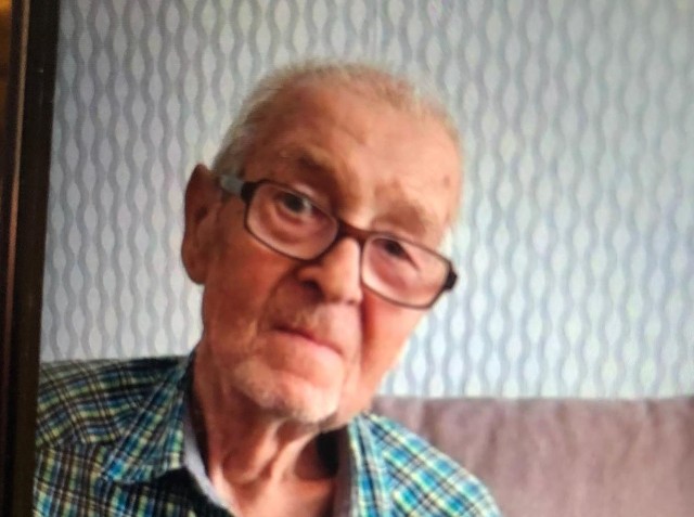 81-letni mieszkaniec Chełmna ostatnio widziany był w okolicy Stolna w niedzielę (2.10.2022) około godz. 17.50. Szukają go policjanci