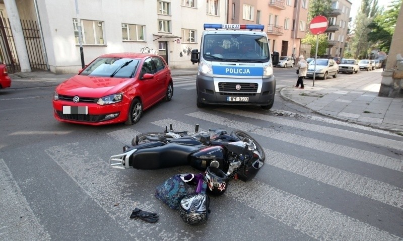 Motorower zderzył się  z autem na skrzyżowaniu ul. Rewolucji 1905 r. 