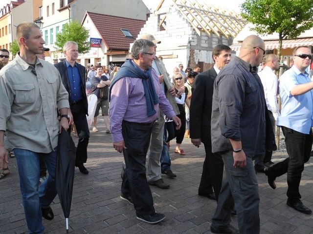 Prezydent RP podczas wizyty w Łebie w asyście ochroniarzy BOR. 