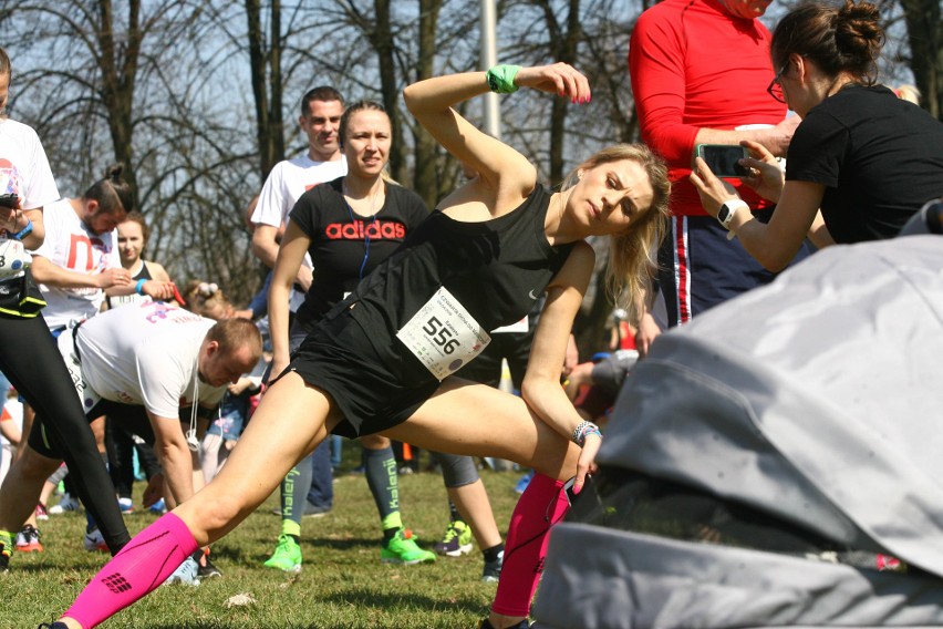 Biegli w niedzielę nad Zalewem Zemborzyckiem. To ostatni bieg z cyklu "Cztery Dychy do Maratonu" [DUŻO ZDJĘĆ]