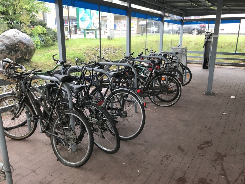 Zaniedbany parking dla rowerów przed dworcem PKP w Słupsku