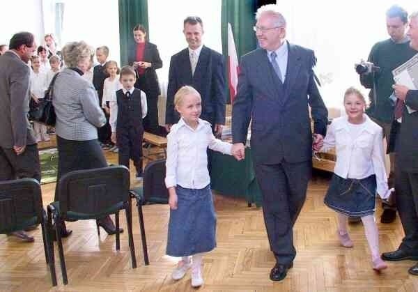 Ambasador Niemiec dr Reinhard Schweppe spotkał się z dziećmi w radomskiej podstawówce. Obiecał, że najlepiej znających język niemiecki zaprosi do Niemiec.