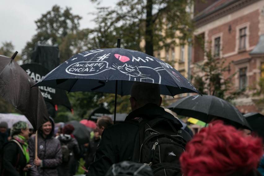 "Czarny wtorek": tłum kobiet i gąszcz parasolek pod siedzibą PiS w Krakowie