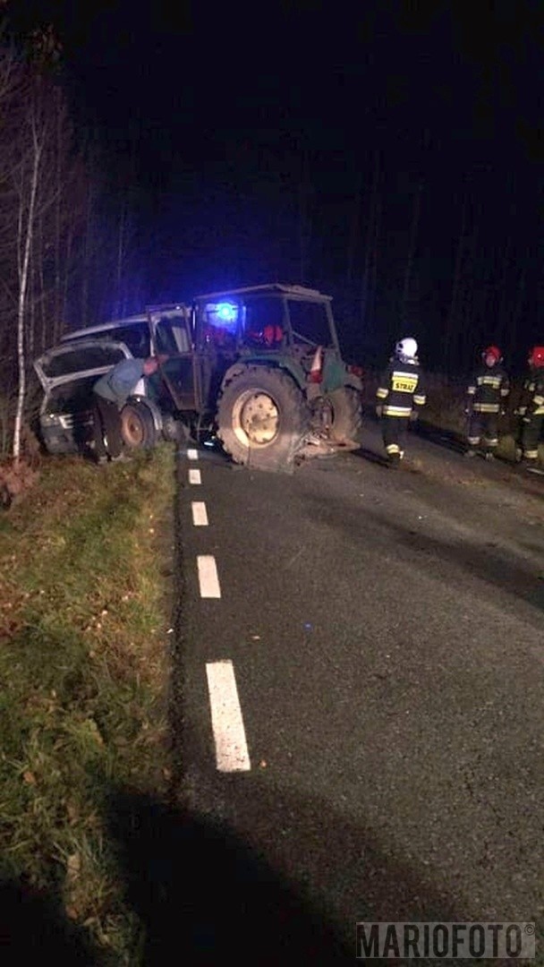 Traktor zderzył się z samochodem osobowym. Wypadek na lokalnej drodze Komprachcice-Szydłów