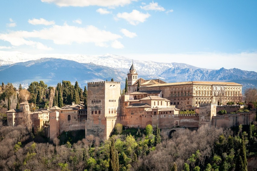 Hiszpania, pełna historii i architektonicznych skarbów,...
