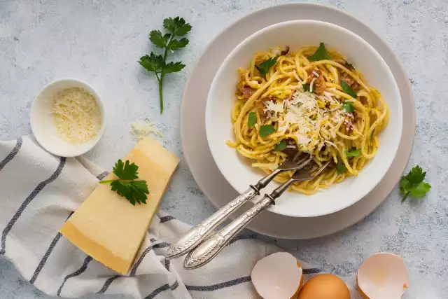 Klasyczne spaghetti carbonara przygotujesz bez użycia śmietany i boczku.